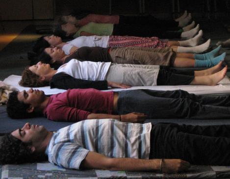 Acuéstate sobre tu espalda y cierra los ojos.